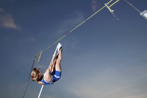 李恩：全黑队中场的“稳压器”，传球精准，突破犀利